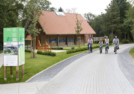 Fietsers bij het Ems-informatiecentrum aan de Emsbronnen