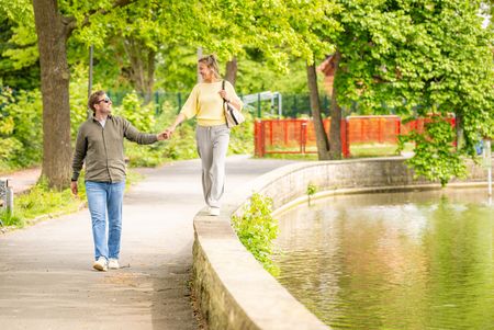 Twee mensen lopen langs het water