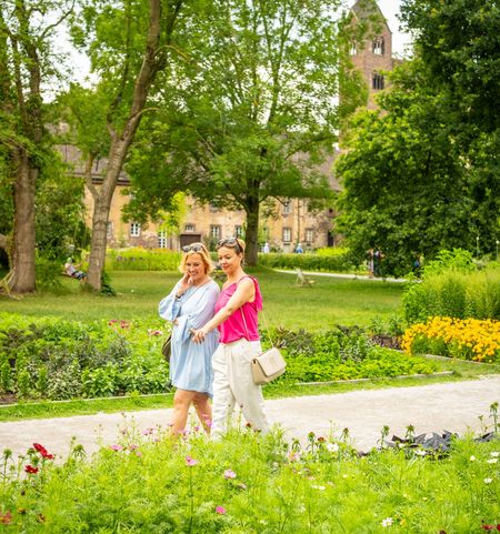 Twee personen lopen door de Remtergarten