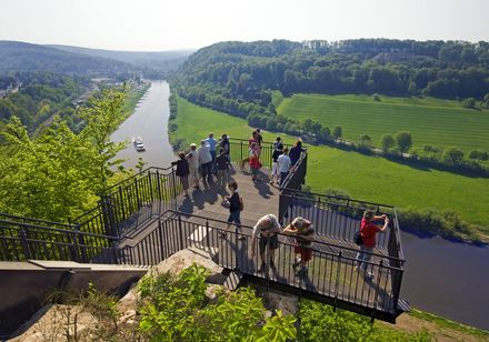 Der Weser-Skywalk bei Beverungen im Kulturland Kreis Hoexter. Urlaubsregion Teutoburger Wald. Foto: Kulturland Kreis Hoexter / F. Grawe 