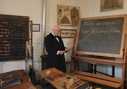Museum van de dorpsschool in Riege - Leraar aan het schoolbord