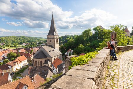 Uitzicht op Warburg met de historische kerk