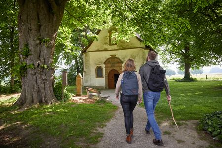 Wandelaars op weg naar de kapel Zur Hilligen Seele in Borchen