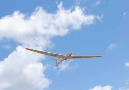 Zweefvliegers naderen het zweefvliegveld Oerlinghausen