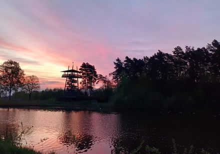 Zonsopgang bij het meer en de uitkijktoren in het Gartenschaupark