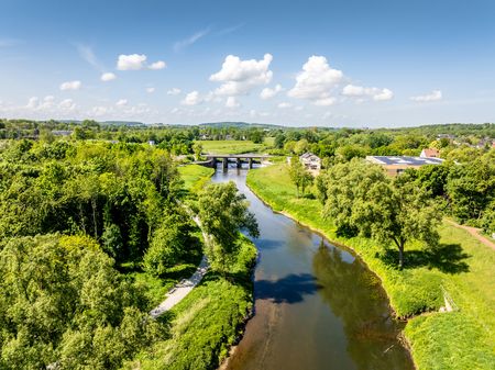 De rivier stroomt door de groene natuur in Löhne