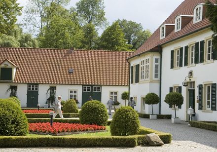 Huis met bloembed vooraan