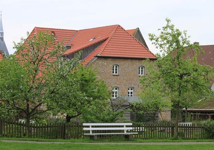 Plein met bankje voor het huis