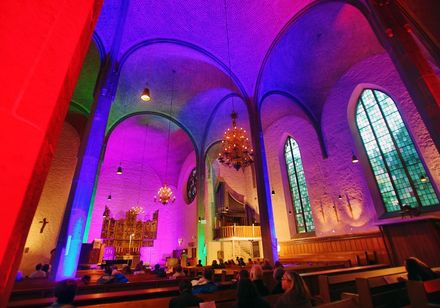 Nachtelijke uitzichten: Verlichte Sint-Nicolaaskerk in het oude centrum van Bielefeld