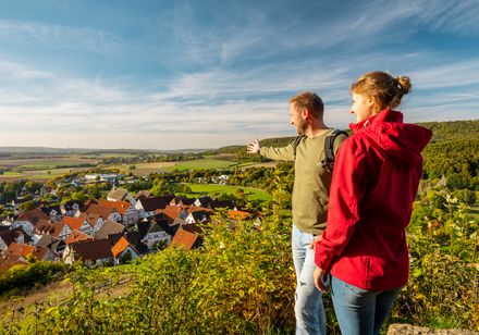 Een stel kijkt vanaf een heuvel uit over Schieder-Schwalenberg