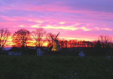 Molen in Levern bij zonsondergang