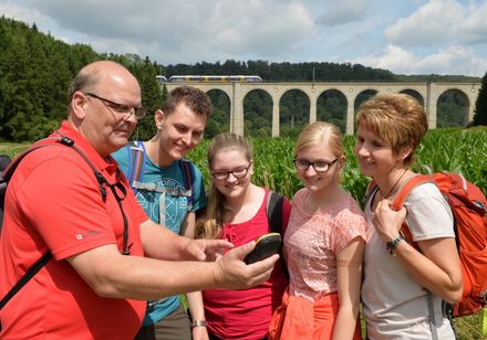 Wandelgroep bekijkt GPS-apparaat voor viaduct