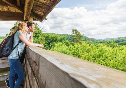 Twee mensen kijken uit vanaf de uitkijktoren