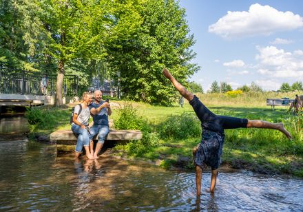 Ouders met kinderen bij de Krollbach-vertakking