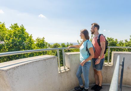 Twee mensen kijken uit vanaf de uitkijktoren