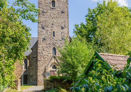 Kerk met kerktoren tussen de bomen