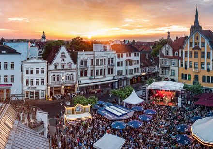 Hoekerfest in Herford met podium en menigte, luchtfoto