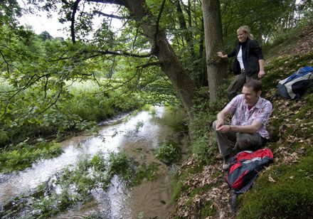Wandelaars nemen een pauze bij de Ems