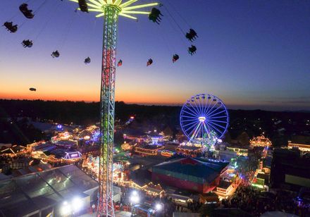 De kermis van Pollhans in het avondlicht
