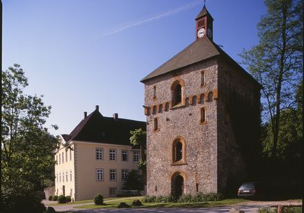Kerk met brede historische toren