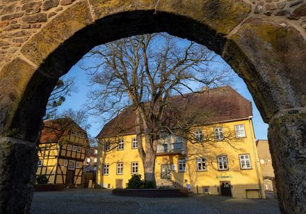 Burgmannshof, Ansicht durch den Torbogen