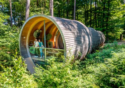 Twee personen in een grote, houten telescoop