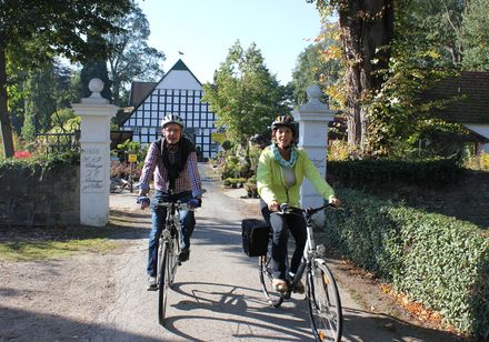Fietsers op een pad, een hek op de achtergrond