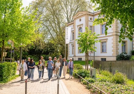 Groep volgt een rondleiding door Herford