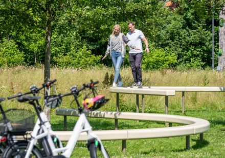 Een stel balanceert op een gebogen balk