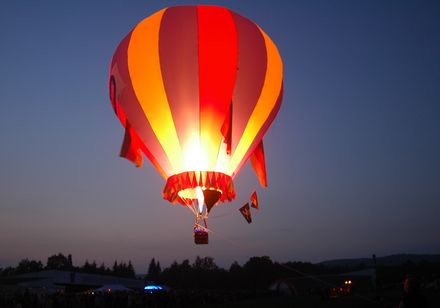 Gloeiende ballon in de avond