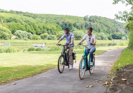 Fietser langs de Weser in Wehrden