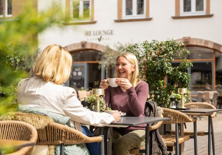 Twee vrouwen zitten buiten in een café in Lemgo