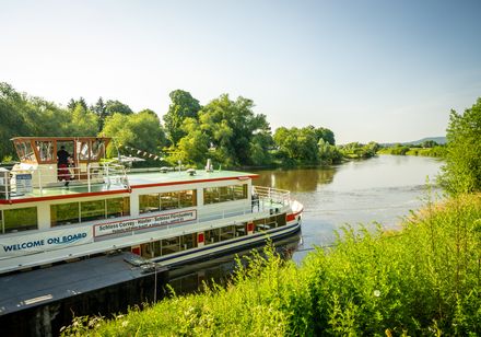 Schip aan de aanlegsteiger in Höxter
