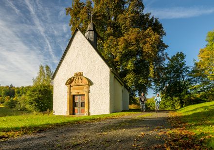 Twee fietsers naast Annenkappelle