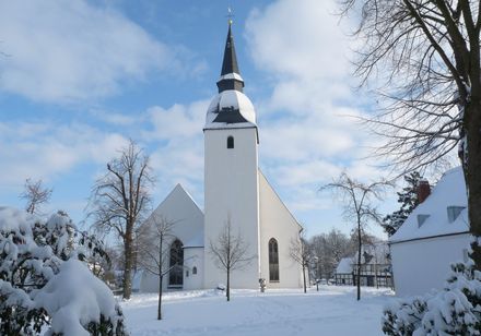 Kerk in Levern in de sneeuw