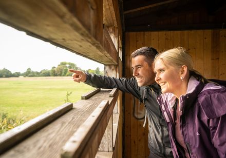Twee mensen kijken vanaf het vogelobservatieplatform in Versmold