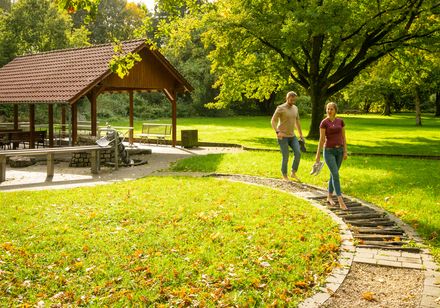 Twee mensen op een blotevoetenpad in de lentetuin van Lichtenau