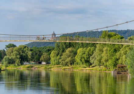 Glacisbrug en scheepsmolen op de achtergrond Kaiser Wilhelm-monument
