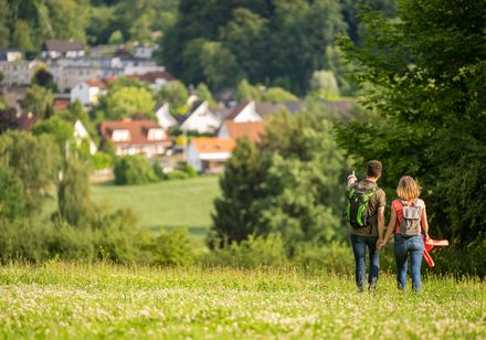 Stel in een groen landschap