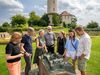 Eine Reisegruppe vor der Sparrenburg schaut sich ein Modell der Sparrenburg an