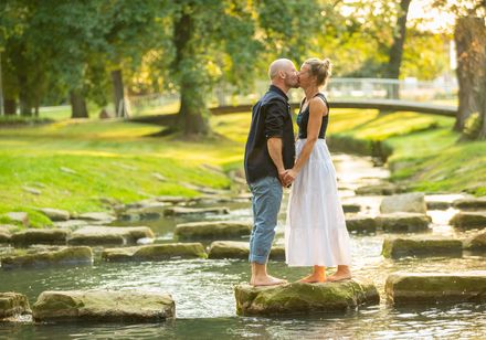 Paar kussend op stenen in de rivier