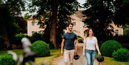 Twee personen voor kasteel Rheder