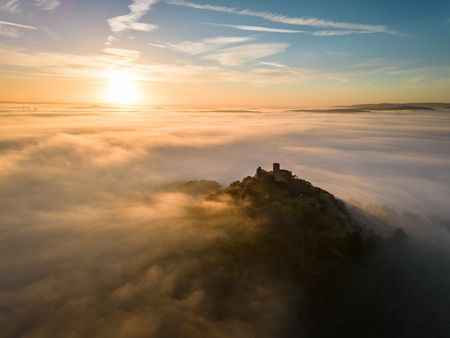 Desenberg bij Warburg bij zonsondergang in de mist