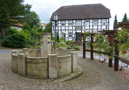 Fontein voor vakwerkgebouw
