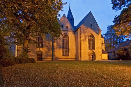 Buitenaanzicht van de kerk in Enger bij nacht