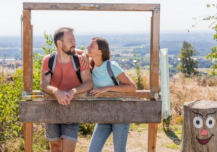 Twee personen in een houten lijst