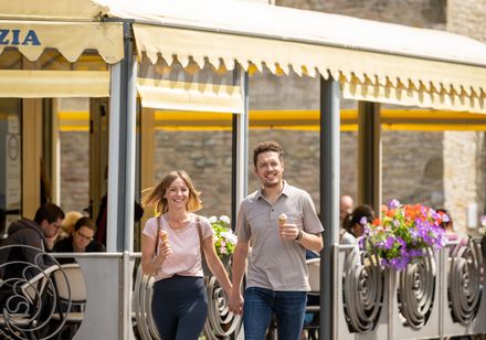 Een stel geniet van een ijsje tijdens een wandeling door Werther