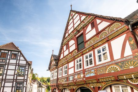 historische vakwerkhuizen met rijk versierde gevels