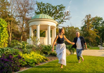 Mensen houden elkaars hand vast naast Leopoldsprudel