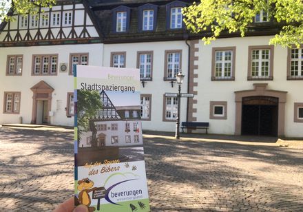 Hand met flyer voor de stadswandeling